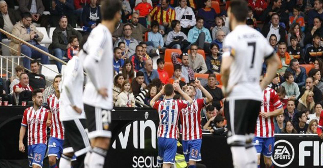 El Sevilla gana y el Valencia se hunde en Mestalla 