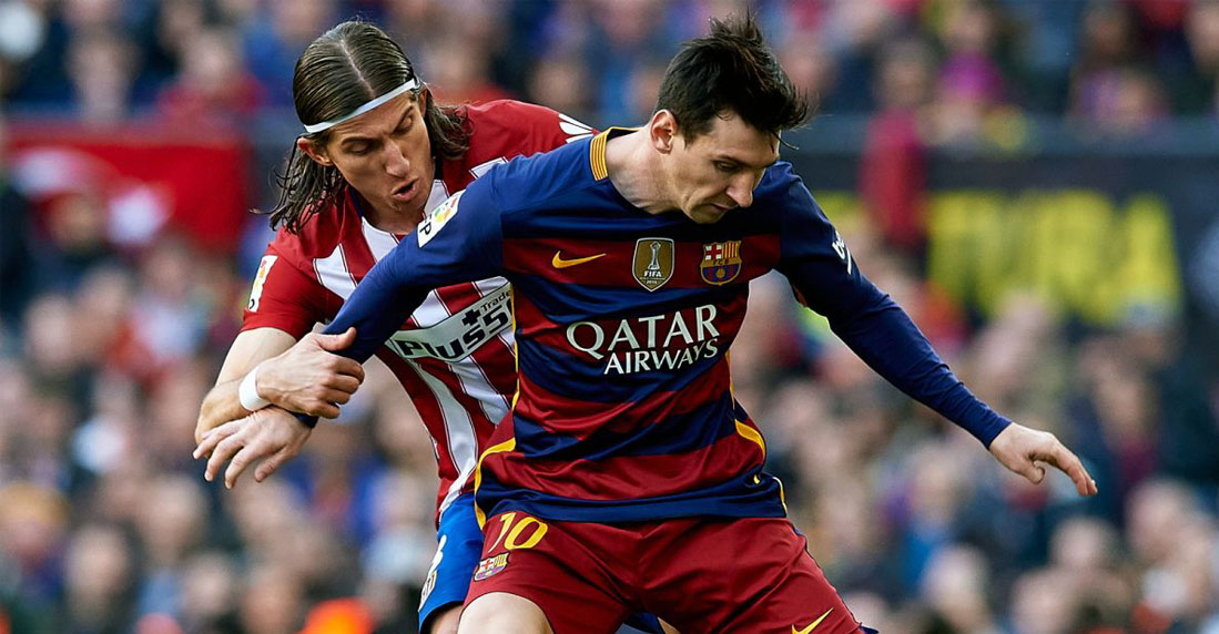 Messi se moja sobre la patada de Filipe Luis 