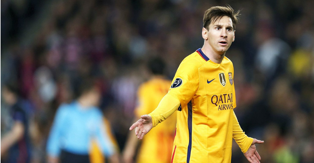 Messi carga contra un jugador del Barça