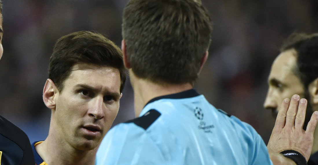 El sospechoso gesto del árbitro a Messi en el Depor - Barça 