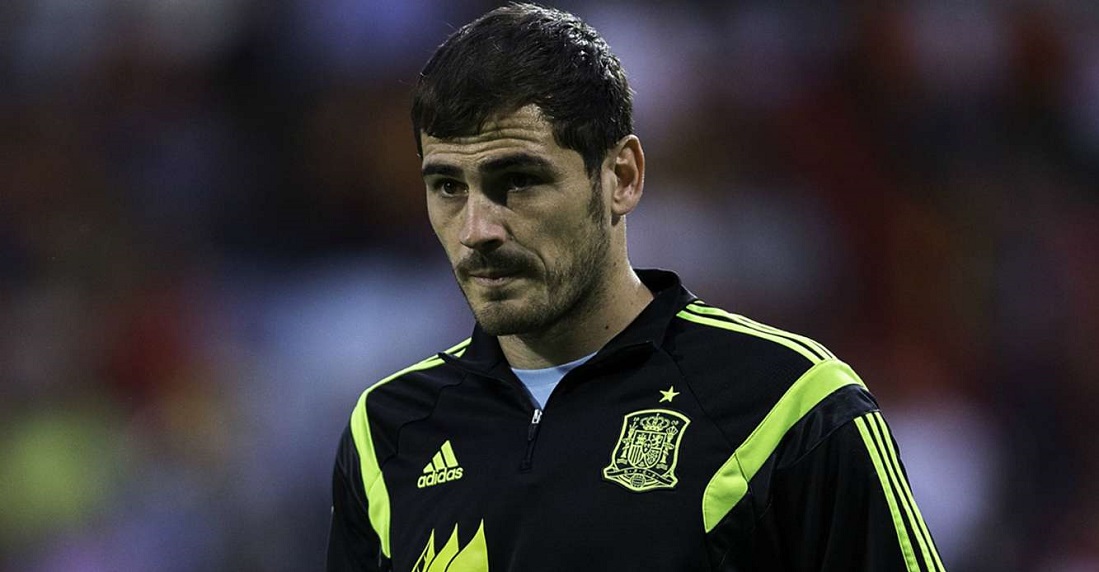 Iker Casillas le para los pies a Jordi Alba