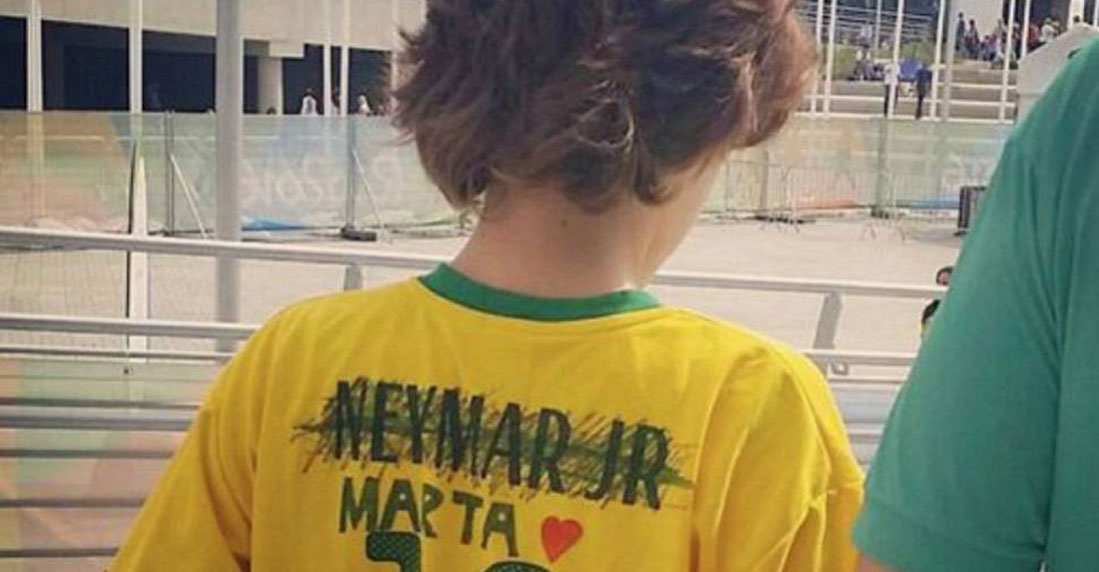 La foto del niño que borra el nombre de Neymar de su camiseta y se hace viral