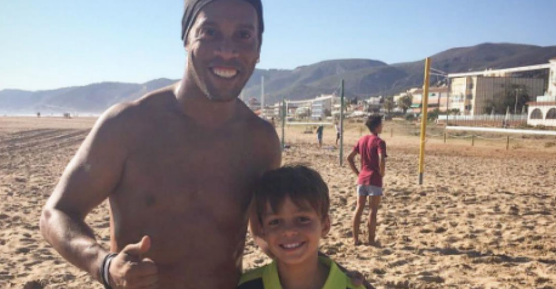 Ronaldinho plantó al Barça en su primer día como embajador... ¡Para irse a la playa!