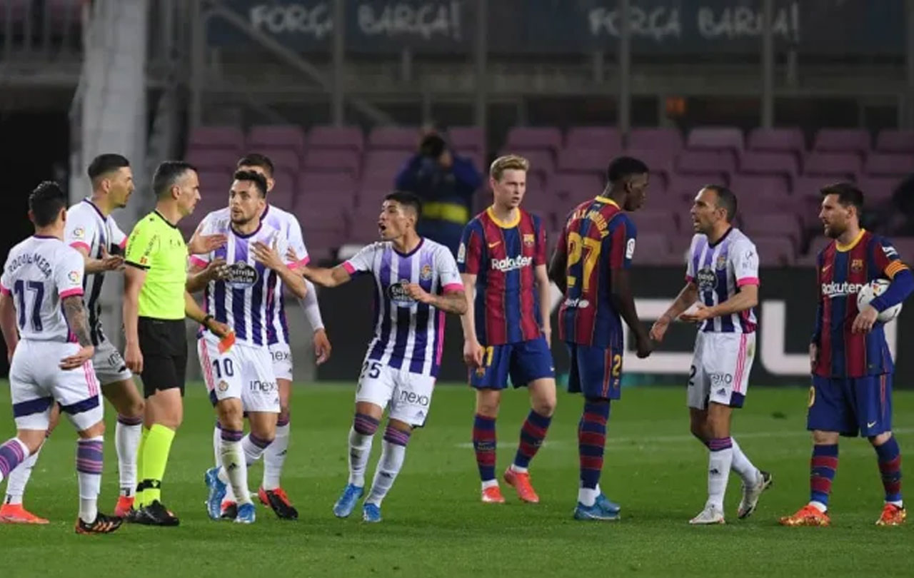 Atraco arbitral del Barça para ganar al Real Valladolid en el Camp Nou