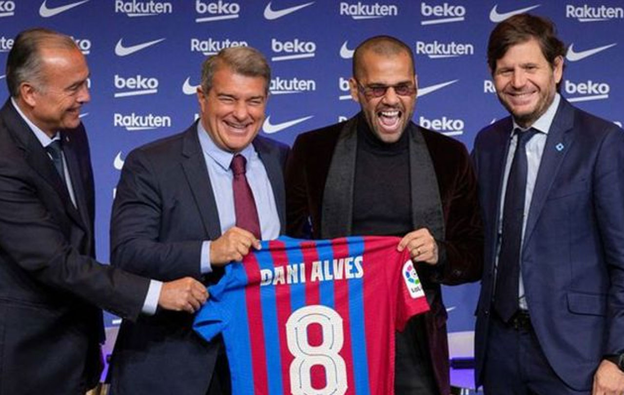 Alves confirma los amiguismos en Barcelona y programa su primera bomba en el vestuario