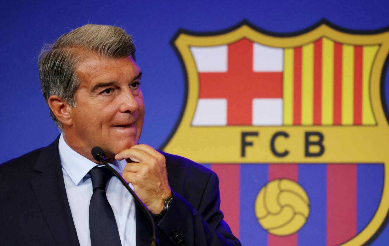Último escándalo en el Barça: paso atrás con las criptomonedas (y Laporta salva el cuello de milagro)