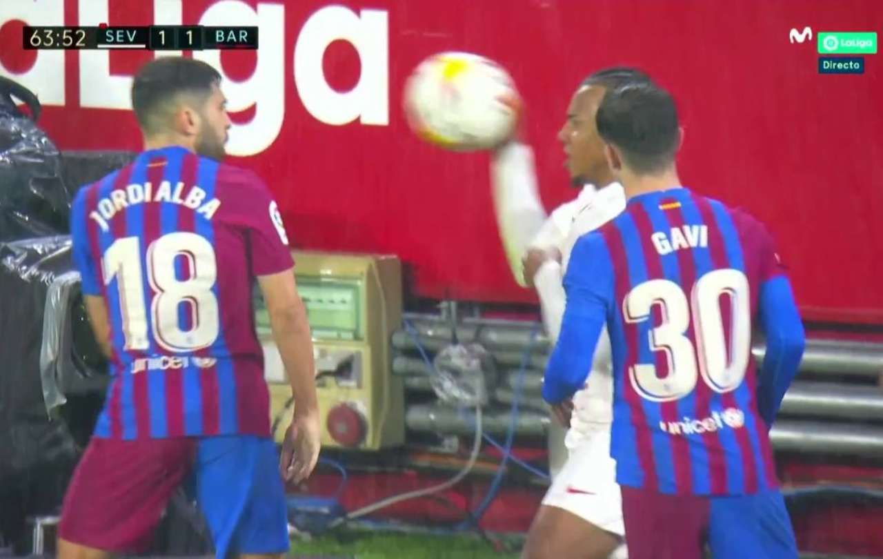 Siempre igual para la mafia culé: el pelotazo de Koundé a Jordi Alba no se señaló como roja y lo hizo uno del Barça 