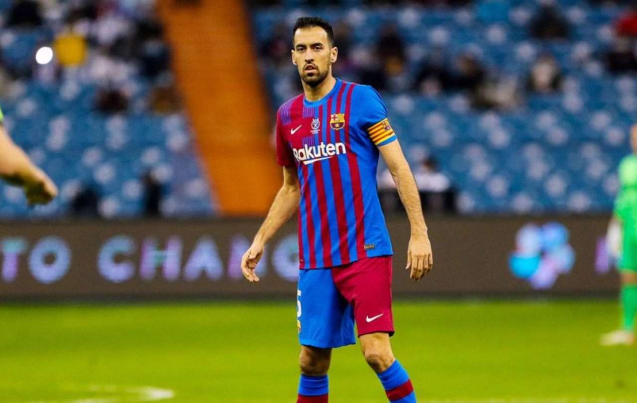 Polvorín mayúsculo: estalla el mayor lío de Xavi en el banquillo del Barça... con la afición (contra Busquets)