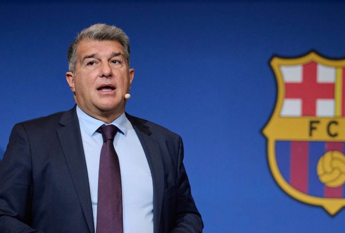 El plan de Laporta con el Barça: hipotecar el futuro y rezar en el presente 