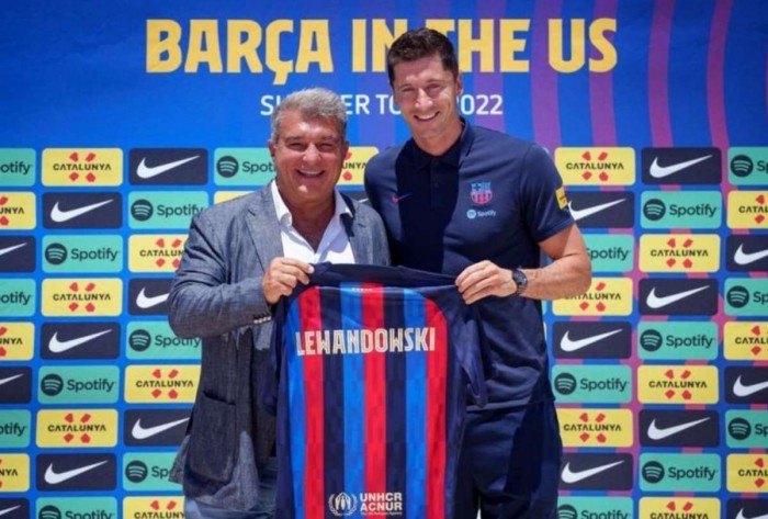 Feo (y sucio): el fichaje de Lewandowski por el Barça esconde algo muy oscuro de Laporta 