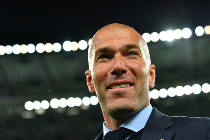 Zidane, que estaba en la agenda del Chelsea, todavía podría fichar por otro gran club