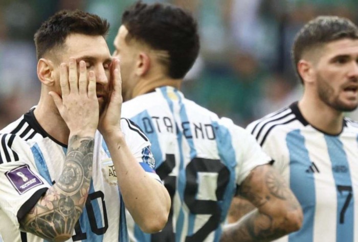 En Qatar encienden las sospechas con el trato a favor de Messi y de Argentina: no se cortan 