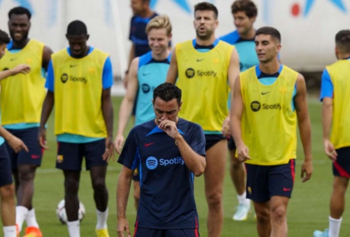 La traición que no esperaba Xavi en su Barça: hace inútiles sus intentos de retenerle